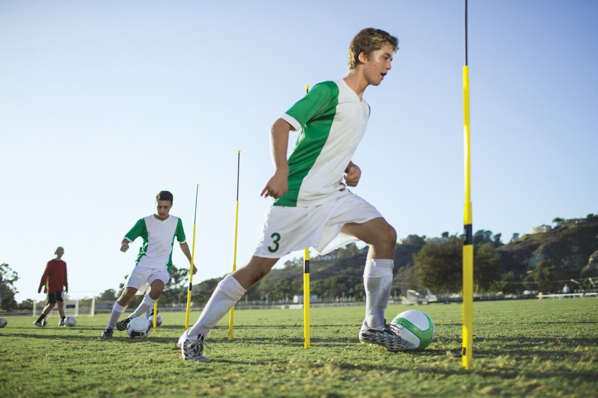 ילדים מתאמנים בעזרת מוטות סימון פרו - PRO Training Agility Poles