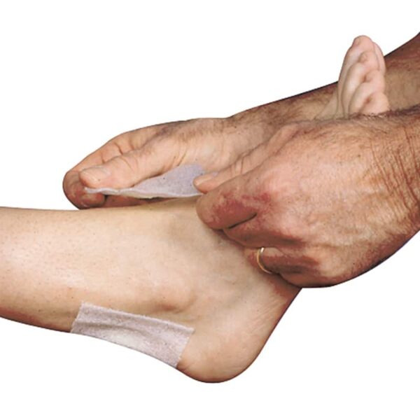 ידיים של גבר שמות את Heel & Lace Pads - פדים לריפוד לפני חבישה של Muellerעל רגל של המטופל שלו