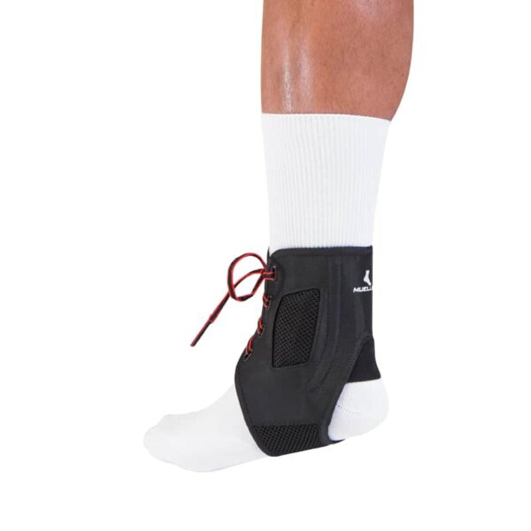 ATF® 3 Ankle Brace - מגן קרסול לתמיכה של Mueller שחור מבית מולר עם שרוכים אדומים על רגל שמאל של גבר עם גרב לבנה מבט מאחורה