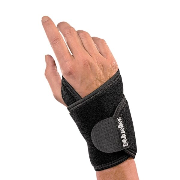 Wrist Support Wrap - תומך כף יד מניאופראן של Mueller בצבע שחור מבית מולר על יד שמאל של גבר