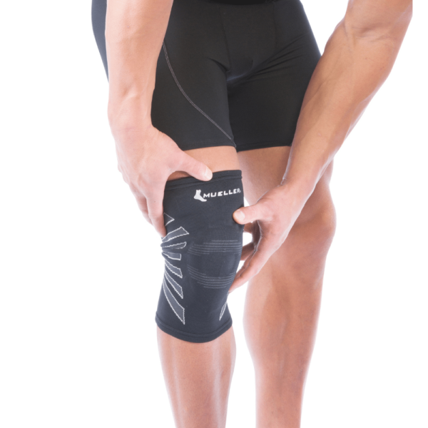 OmniForce® Knee Support With Gel K-300 - מייצב ברך אלסטי ודק גרב תומכת לברך לאחר פציעה - על רגל ימין של ספורטאי