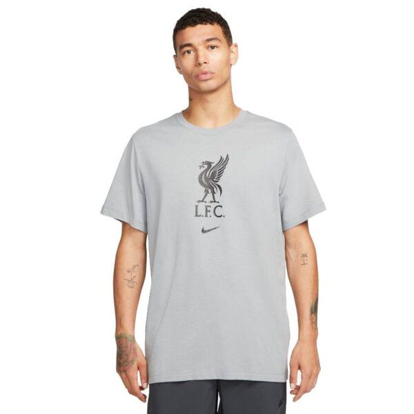 חולצת כדורגל גברים ליברפול NIKE - FC בצבע אפור בהיר תמונה מלפנים על דוגמן שזוף