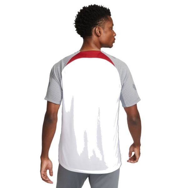 חולצת נייקי שרוול קצר Liverpool FC Strike על דוגמן אפרו אמריקאי תמונה מהגב חצי גוף